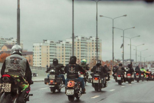 Передвигаться по городу на мотоцикле в связи с похолоданием становится опасно