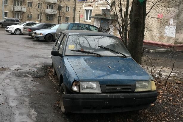 Кому принадлежит брошенный автомобиль на улице Заводской?