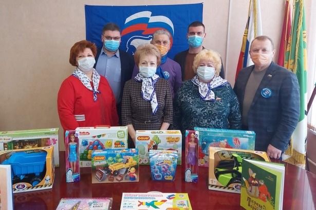 Муниципальные депутаты собрали игрушки для больных детей