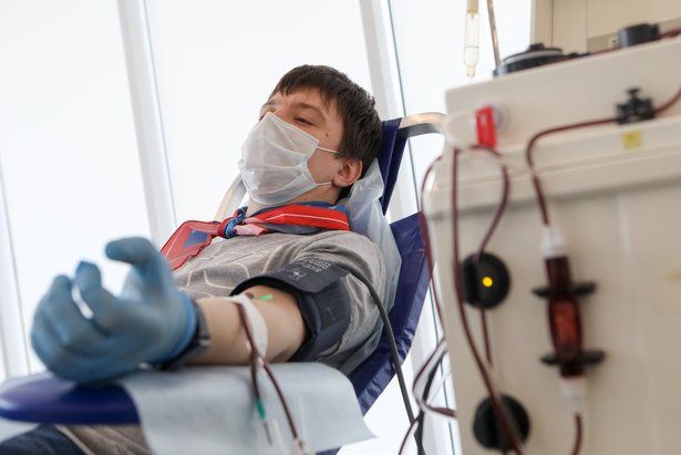 Доноры плазмы помогают спасти жизни людей с тяжелым течением COVID-19