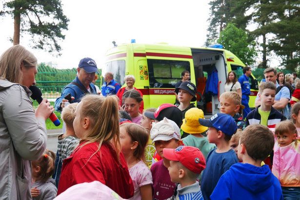 Пожарные, спасатели и автоинспекторы побеседуют с детьми о безопасном поведении