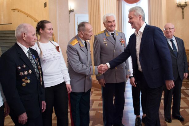 По просьбе мэра волонтеры поздравят ветеранов с Днем Победы открытками от имени москвичей