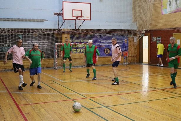 Четыре ветеранские команды сыграли в мини-футбол в Крюково