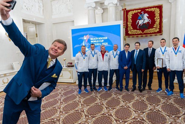 Собянин наградил спортсменов - чемпионов мира по пляжному футболу