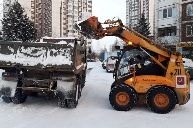 Крюковские коммунальщики уделяют особое внимание уборке и вывозу снега