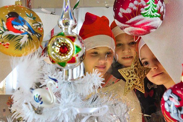 Юных крюковчан приглашают на мастер-класс по росписи новогодних шаров