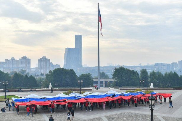 Волонтёры развернули российский триколор возле монумента Победы на Поклонной горе