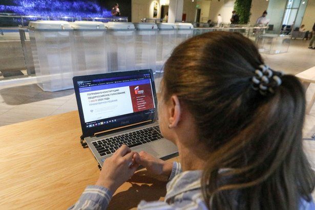 Более миллиона человек проголосовали по поправкам в Конституцию онлайн