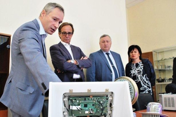Префект Зеленограда посетил НИИ «Микроприборов»