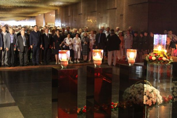 Единороссы Москвы зажгли свечи памяти на Поклонной горе