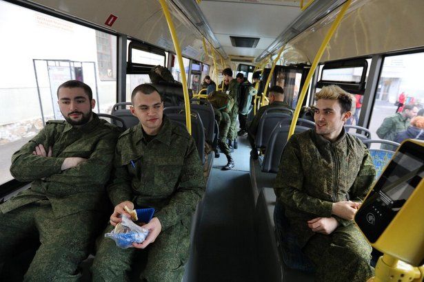 Мобилизованные и добровольцы продолжают приходить на пункты мобилизации в Москве