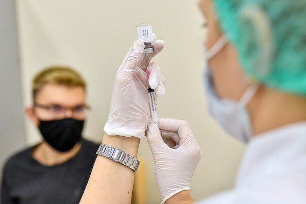 Вакцинацию от ковида уже прошли 77% сотрудников органов власти Москвы