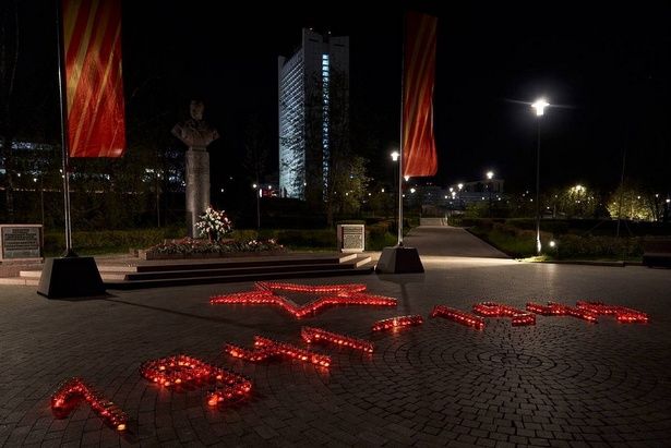 Символ памяти: активисты «Молодой Гвардии» в Зеленограде зажгли звезду из свечей в честь Дня Победы