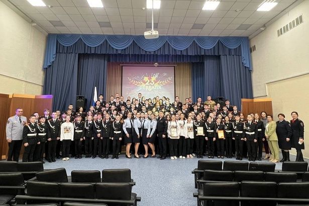 Полицейские накануне Дня защитника Отечества посетили кадетский класс
