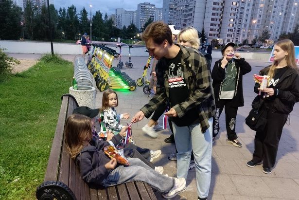 Триколор в сердце каждого: молодые парламентарии провели патриотическую акцию