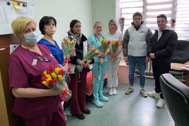 Молодогвардейцы поздравили медиков с 8 марта