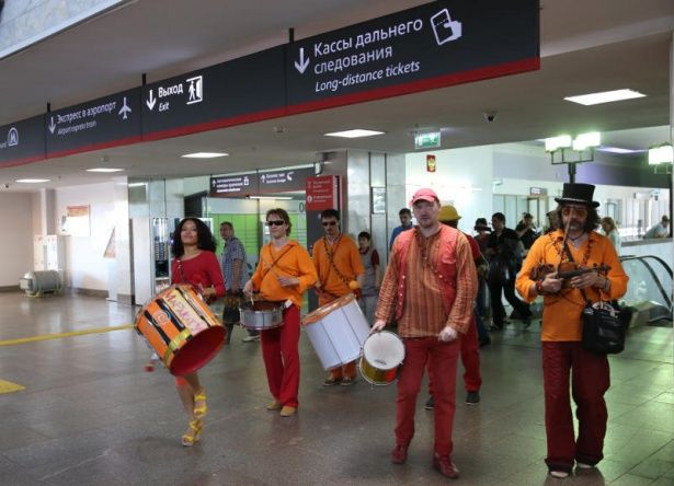 Пассажиров столичных вокзалов развлекают концертами уличных музыкантов