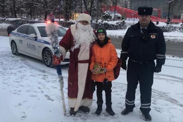 Сотрудники госавтоинспекции Зеленоградского округа приняли участие в акции «Полицейский Дед Мороз»