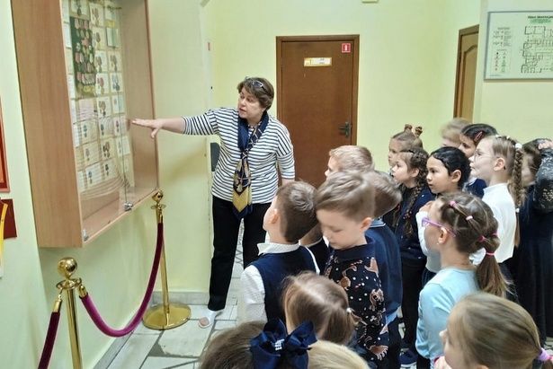 Ученики зеленоградской школы посетили Школьный музей Боевой Славы в 15 микрорайоне