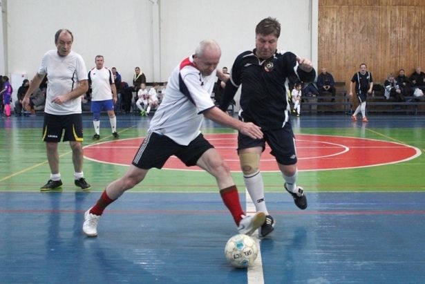В крюковском ФОК «Рекорд» состоялись матчи по мини-футболу среди ветеранов