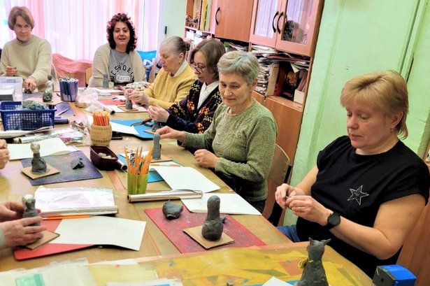 Долголеты изучают основы изобразительного искусства в школе района Крюково