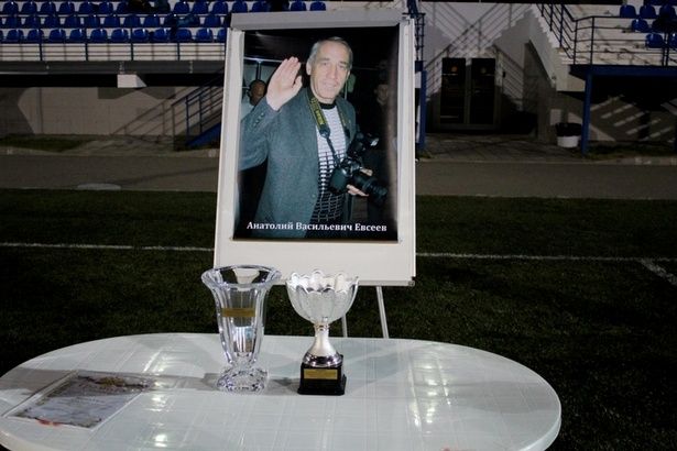 Футболисты-ветераны почтили память Анатолия Евсеева