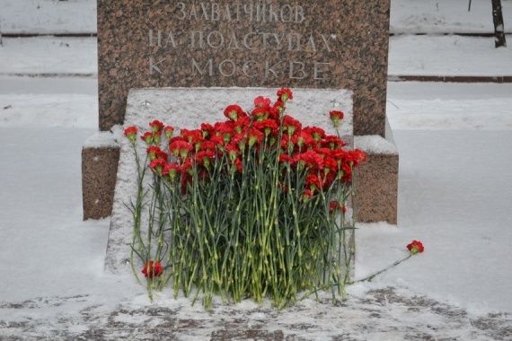 Лучшие ученики зеленоградских школ почтили память павших у станции Крюково