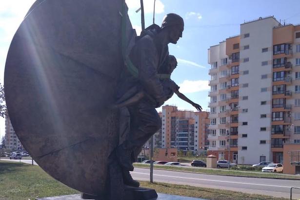 В 23 микрорайоне установлен памятник Дмитрию Разумовскому