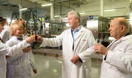 Собянин открыл на Очаковском заводе современную линию по производству соков