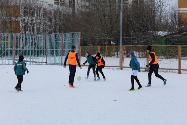Юношеские футбольные команды Крюково сыграли по первому снежку