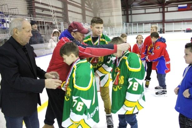 Крюковчане заняли итоговое третье место на «Кубке префекта» по хоккею