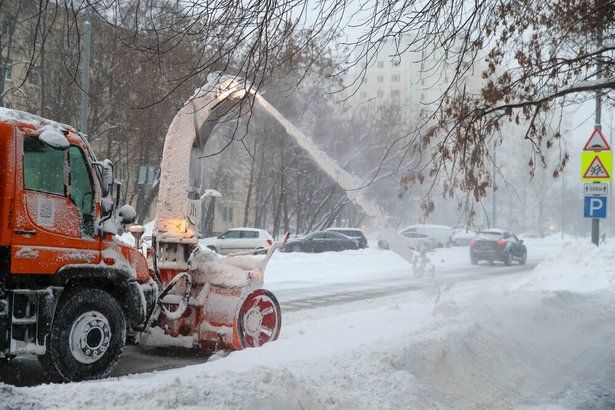 Москва против снежного циклона: 130 000 человек борются с рекордным снегопадом