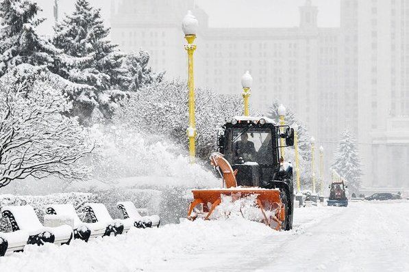 Городские службы продолжают в круглосуточном режиме ликвидировать последствия мощного снегопада