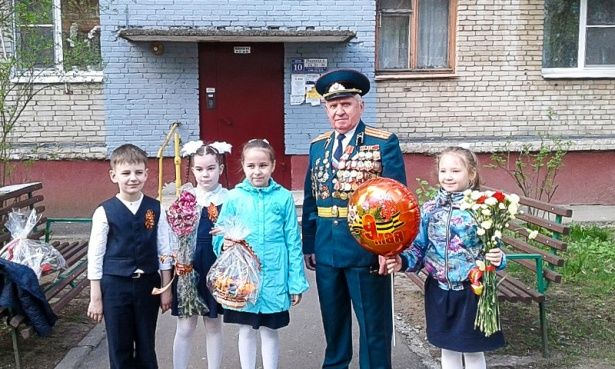 Первоклашки школы №2045 в Крюково поздравили с Днем Победы ветерана войны