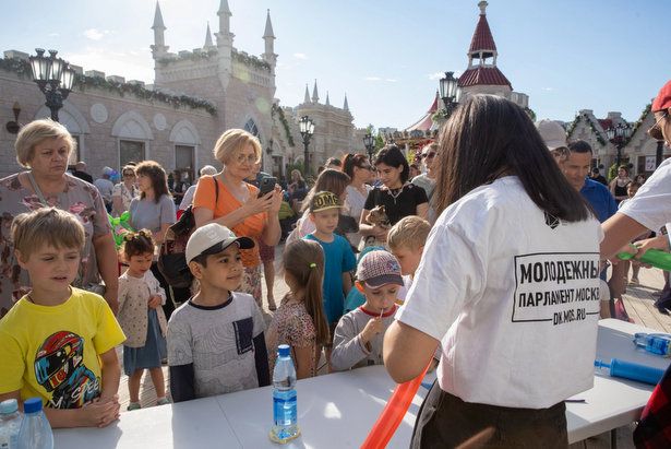 Молодые парламентарии организовали фестиваль «Москва-молодость» на бульваре 16 микрорайона