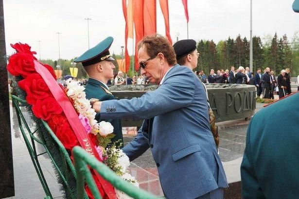  Торжественное возложение цветов  состоялось у монумента славы «Штыки»