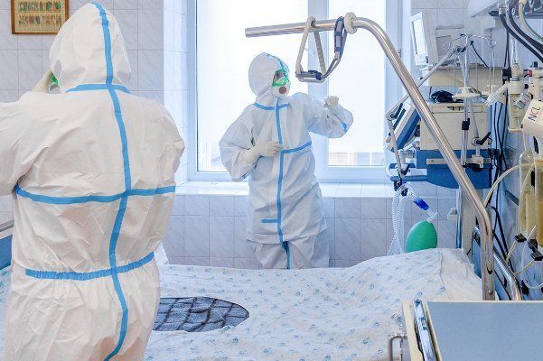 Собянин осмотрел временный госпиталь для долечивания COVID-19 на ВДНХ