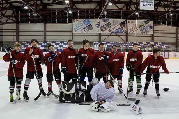 Команда "Фаворит" взяла золото на соревнованиях по хоккею