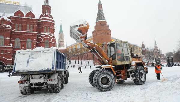 Около семи тысяч единиц техники убирали снег с улиц Москвы