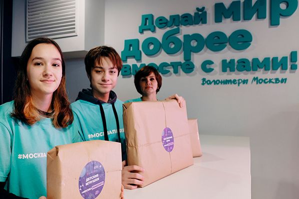 Волонтеры привезли на новые территории 30 тыс новогодних подарков от мэра Москвы