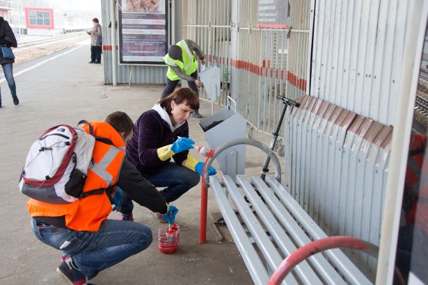 Зеленоградцев предупредили о покрашенных скамейках на станции Крюково