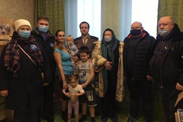 Депутаты муниципального округа Крюково поздравили ребят из многодетной семьи