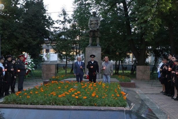 Полицейские Зеленограда зажгли «Свечи памяти»