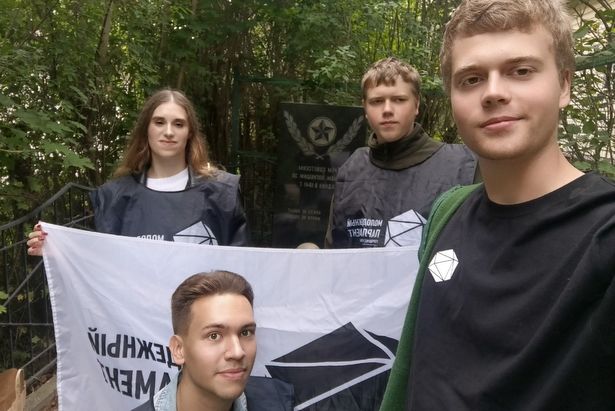 Молодежная палата района Крюково ко Дню города привела в порядок территорию воинского захоронения в Малино