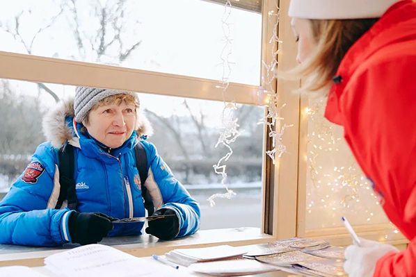 Волонтеры передали участникам СВО новогодние открытки с пожеланиями москвичей