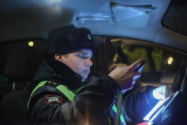 Водителя с поддельными правами остановили на Середняковской улице