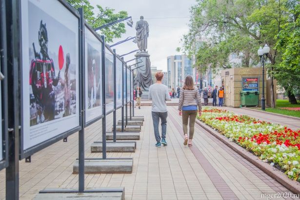 Выставка #ИскусствоЖить открылась на Чистых прудах в Москве