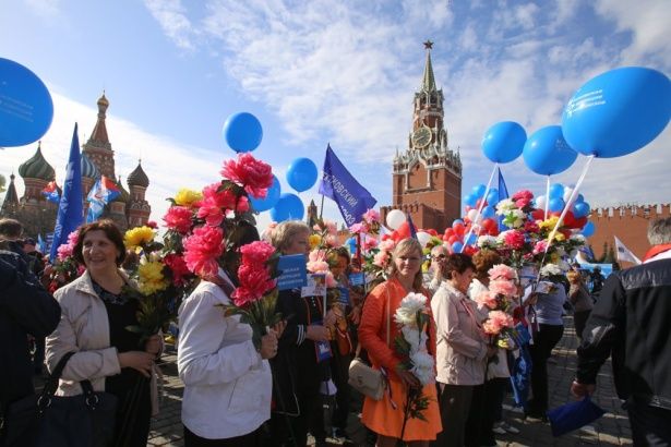 МВД: Около 130 тыс человек участвовали в первомайском шествии профсоюзов в Москве