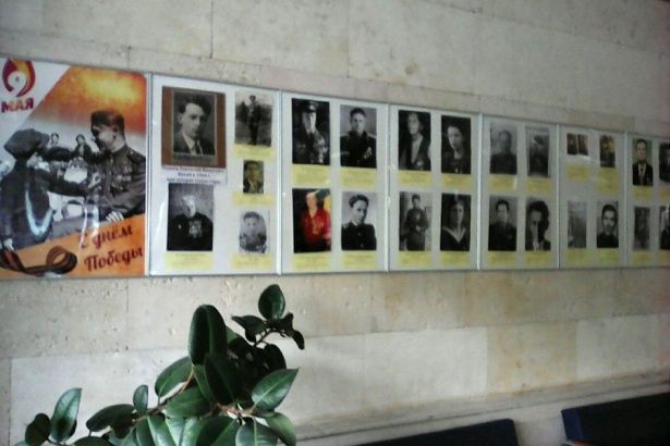 В крюковской поликлинике появился памятный стенд с фотографиями фронтовиков