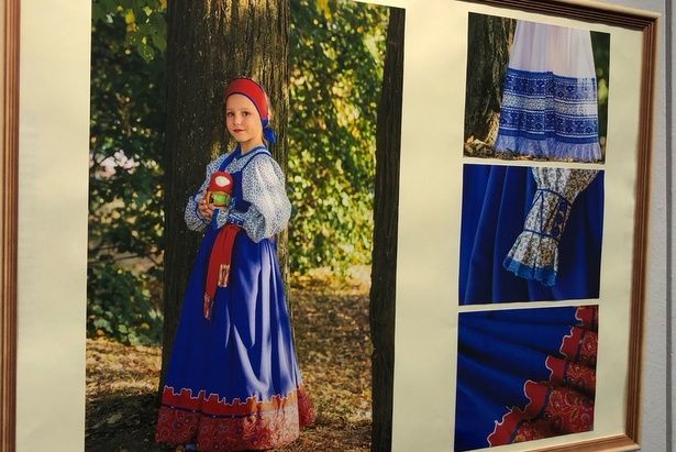 В КЦ «Зеленоград» проходит фотовыставка, где представлены обрядовые сарафаны